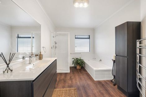 Photo of property in 14 Lakemere Way, Kinloch, Taupo, 3377