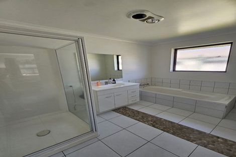 Photo of property in 68 Farnborough Drive, Grandview Heights, Hamilton, 3200