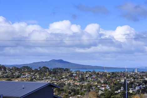 Photo of property in 1/114 Sunset Road, Unsworth Heights, Auckland, 0632