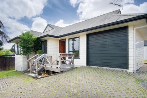 Photo of property in 17 Vina Place, Massey, Auckland, 0614