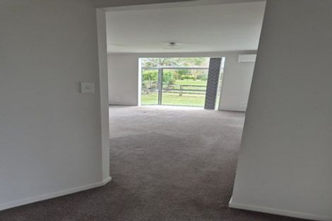 Photo of property in 18 Koraha Road, Kumeu, 0892