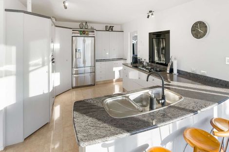 Photo of property in 4 Tupara Crescent, Kawaha Point, Rotorua, 3010