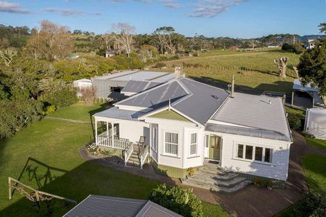 Photo of property in 290 Waitakere Road, Taupaki, 0782