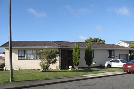 Photo of property in 4 Crown Hill, Titahi Bay, Porirua, 5022