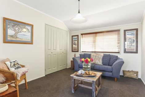 Photo of property in 8 Valdese Rise, Browns Bay, Auckland, 0630