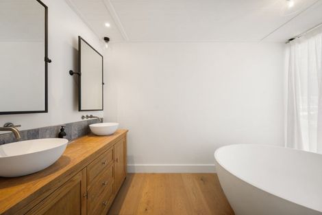 Photo of property in 66 Cedar Drive, Kelvin Heights, Queenstown, 9300