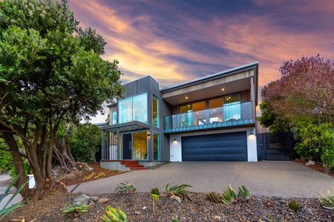 Photo of property in 10 Hilltop Lane, Mount Pleasant, Christchurch, 8081