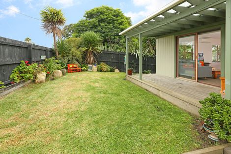 Photo of property in 1c Barron Drive, Green Bay, Auckland, 0604