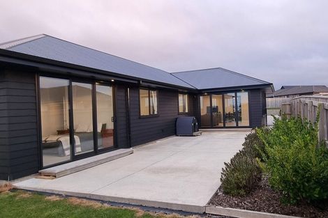 Photo of property in 18 Sardinia Grove, Fitzherbert, Palmerston North, 4410