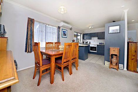 Photo of property in 16 Carisbrook Crescent, Papakura, 2110