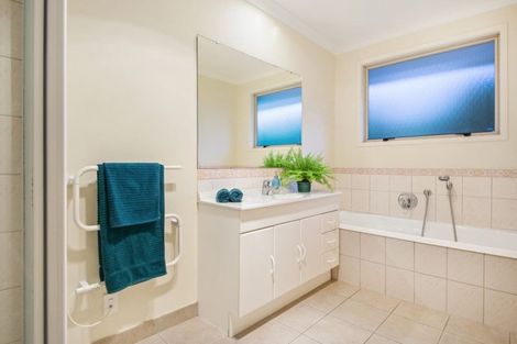 Photo of property in 55 Mt Lebanon Crescent, The Gardens, Auckland, 2105