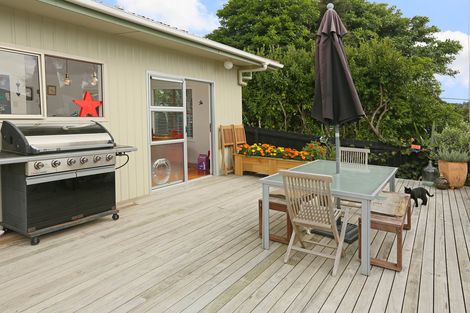 Photo of property in 1c Barron Drive, Green Bay, Auckland, 0604