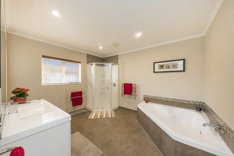 Photo of property in 30 Kilkenny Place, Fitzherbert, Palmerston North, 4410