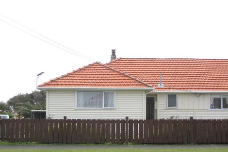 Photo of property in 74 Omata Road, Marfell, New Plymouth, 4310