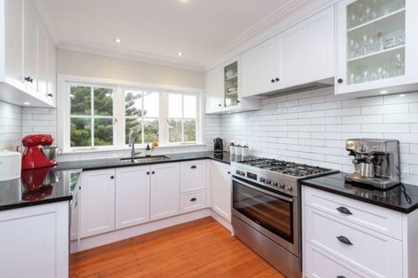 Photo of property in 24 Cheriton Road, Mellons Bay, Auckland, 2014