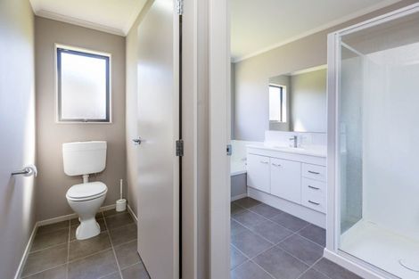 Photo of property in 6 Mcewen Crescent, Riverstone Terraces, Upper Hutt, 5018