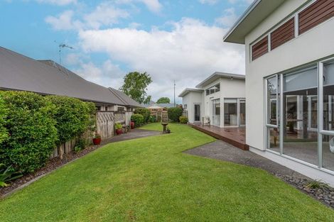 Photo of property in 92 Saint James Drive, Huntington, Hamilton, 3210