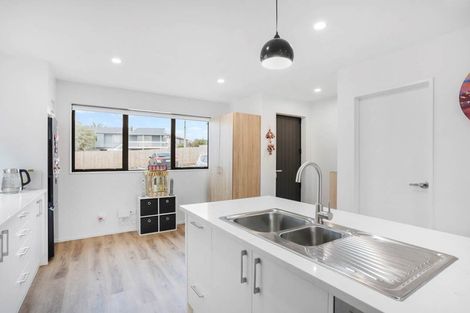 Photo of property in 8/25 Vodanovich Road, Te Atatu South, Auckland, 0610