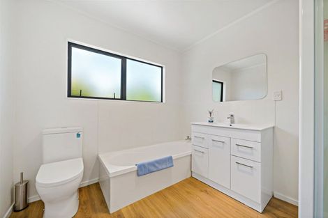 Photo of property in 2/11a Agincourt Street, Glenfield, Auckland, 0629