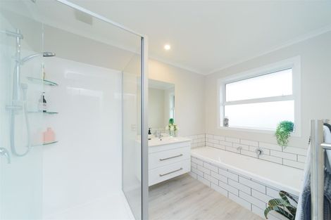 Photo of property in 132 Johnstone Drive, Fitzherbert, Palmerston North, 4410