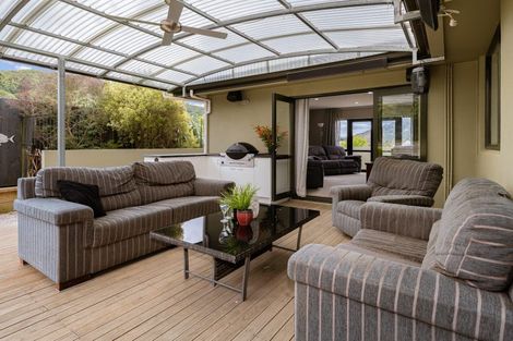 Photo of property in 6 Whitby Close, Waikawa, Picton, 7220