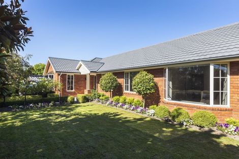 Photo of property in 10 Willowview Drive, Redwood, Christchurch, 8051