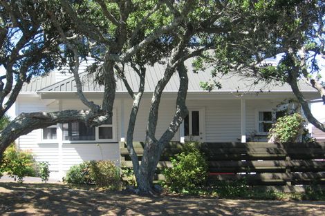 Photo of property in 1/5 Folkestone Street, Murrays Bay, Auckland, 0630