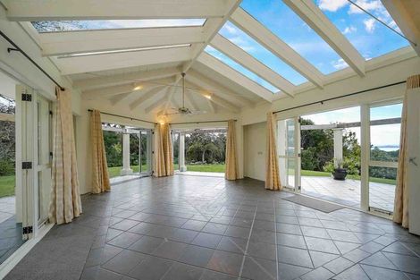 Photo of property in 9 Laingholm Drive, Laingholm, Auckland, 0604