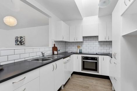 Photo of property in 15 Lawson Place, Mount Victoria, Wellington, 6011