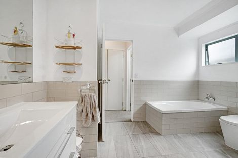 Photo of property in 4 Tiroroa Avenue, Te Atatu South, Auckland, 0610