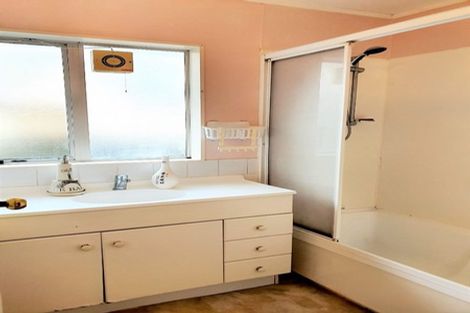 Photo of property in 3a Central Park Drive, Te Atatu South, Auckland, 0610