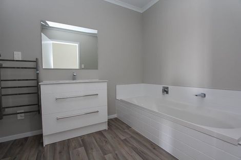 Photo of property in 27a Southsea Crescent, Silverdale, Hamilton, 3216