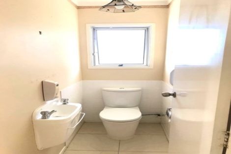 Photo of property in 1 Calman Place, Chatswood, Auckland, 0626