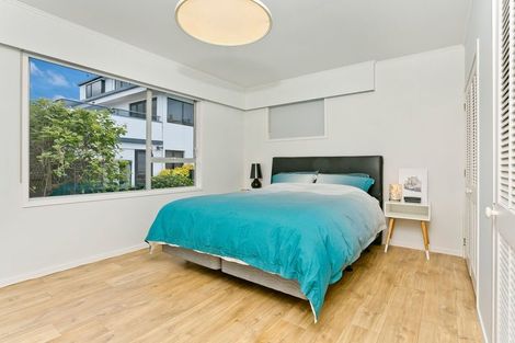 Photo of property in 2/33 Hyde Road, Rothesay Bay, Auckland, 0630