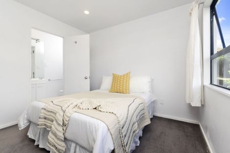 Photo of property in 18 Javelin Place, West Harbour, Auckland, 0618