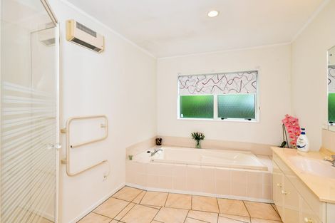 Photo of property in 15 Len Garlick Place, Pahurehure, Papakura, 2113