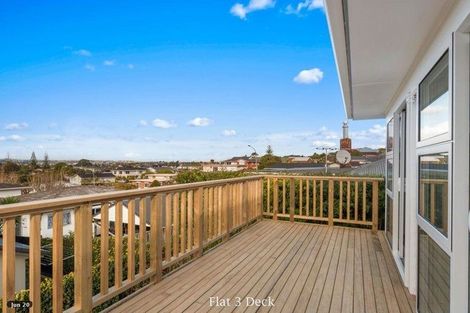 Photo of property in 3/4313 Great North Road, Glendene, Auckland, 0602