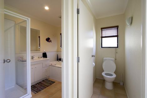 Photo of property in 99 Wade River Road, Stanmore Bay, Whangaparaoa, 0932