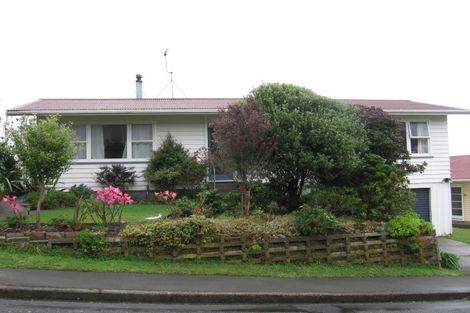 Photo of property in 7 Archbold Street, Newlands, Wellington, 6037
