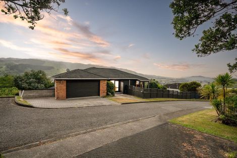 Photo of property in 91 Woodman Drive, Tawa, Wellington, 5028