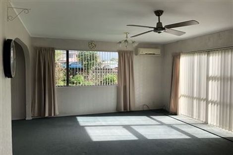 Photo of property in 1/4267 Great North Road, Glendene, Auckland, 0602