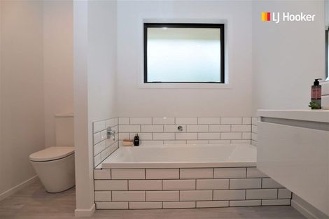 Photo of property in 5 North Foreland Street, Waihola, Milton, 9073