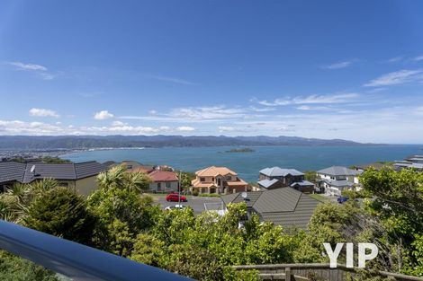 Photo of property in 14 Dress Circle, Newlands, Wellington, 6037