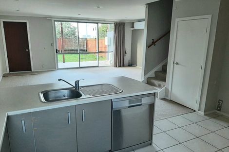 Photo of property in 9b Clearwater Cove, West Harbour, Auckland, 0618