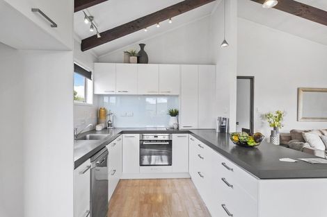 Photo of property in 2/10 Pierce Road, Milford, Auckland, 0620