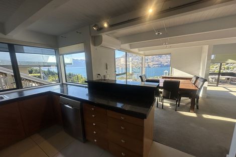 Photo of property in 92 Wynyard Crescent, Fernhill, Queenstown, 9300