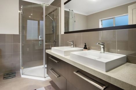 Photo of property in 40 Moyrus Crescent, East Tamaki Heights, Auckland, 2016