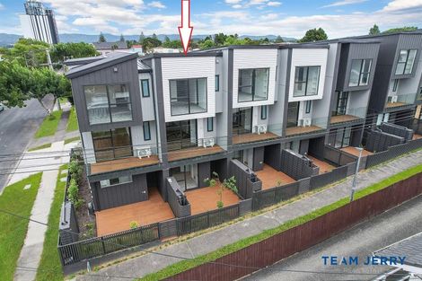 Photo of property in 2/26 Buscomb Avenue, Henderson, Auckland, 0610