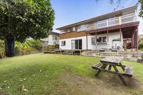 Photo of property in 20 Lynmore Drive, Hillpark, Auckland, 2102