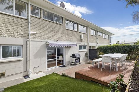 Photo of property in 2/7 Westwell Road, Belmont, Auckland, 0622